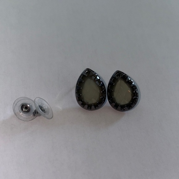 Teardrop stud Earrings in stainless steel Silver with Cream gemstone NWOT - Picture 4 of 7
